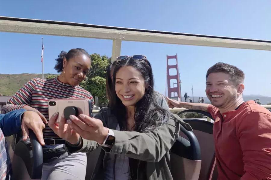 一群游客在金门大桥附近的公共汽车上自拍. San Francisco, Kalifornien.